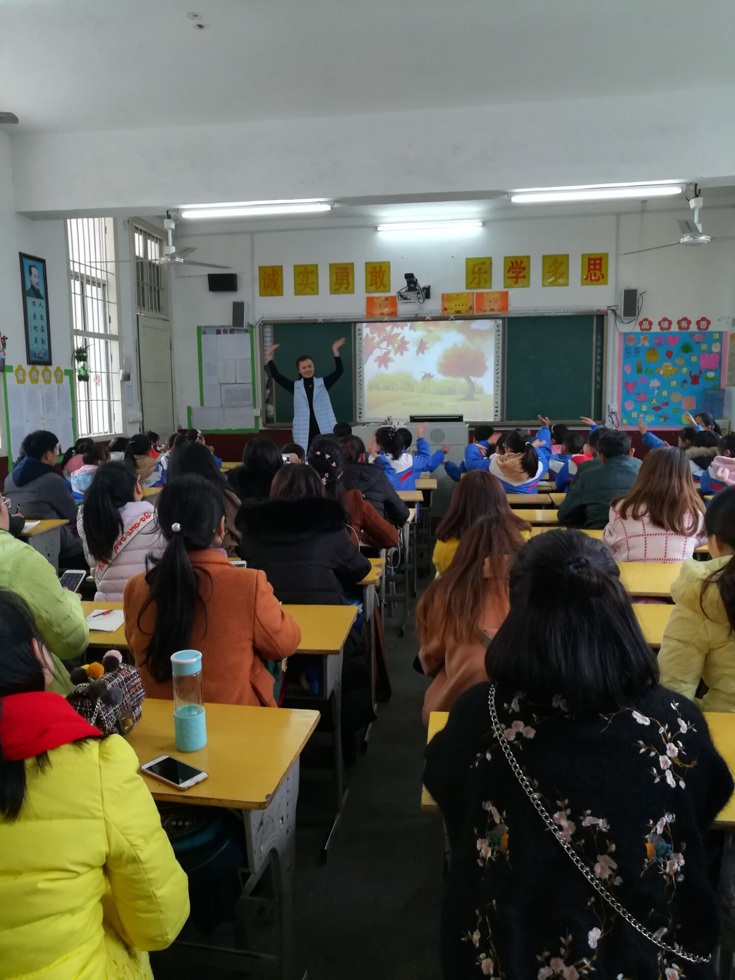 小学音乐班陈晶晶老师在上音乐课-------《西风的话》小学体育班的